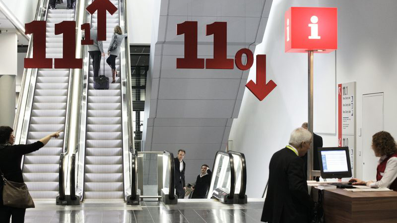 Info-Stände auf dem Messegelände der Messe Frankfurt